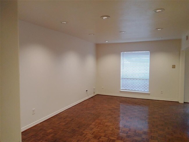 Building Photo - 15914 Club Crest Dr