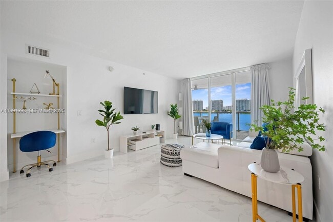 Foto del edificio - 18100 N Bay Rd