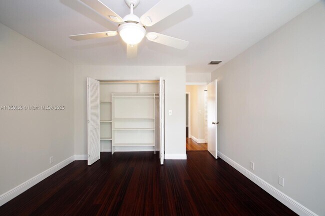 Foto del edificio - 3010 Willow Ln