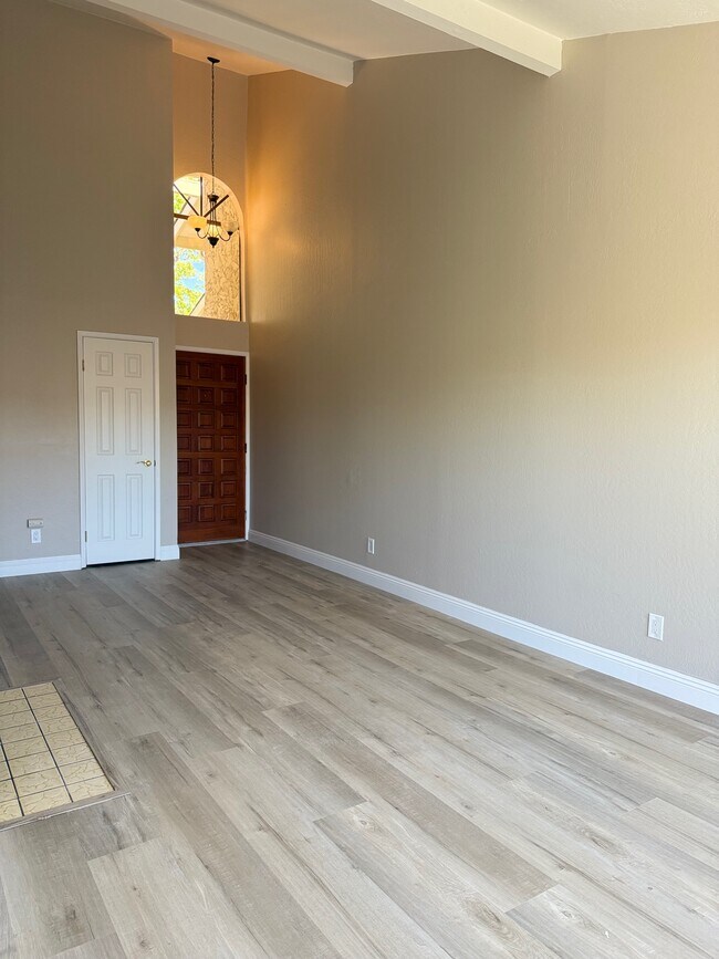 Sala de estar - 1306 Karmen Ct