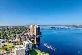 Building Photo - 3000 Oasis Grand Blvd