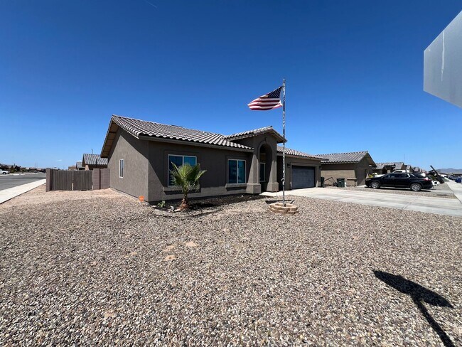 Building Photo - 4 BEDROOM HOME!