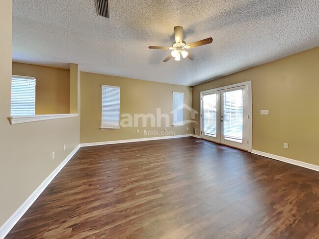 Foto del edificio - 2143 Featherwood Dr W