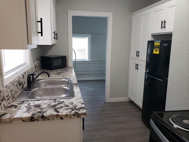 Foto del edificio - One Bedroom Cottage off of Eureka Way - Recently Remodeled