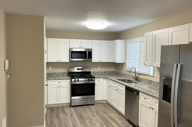 Building Photo - 5060 Hubert Dr