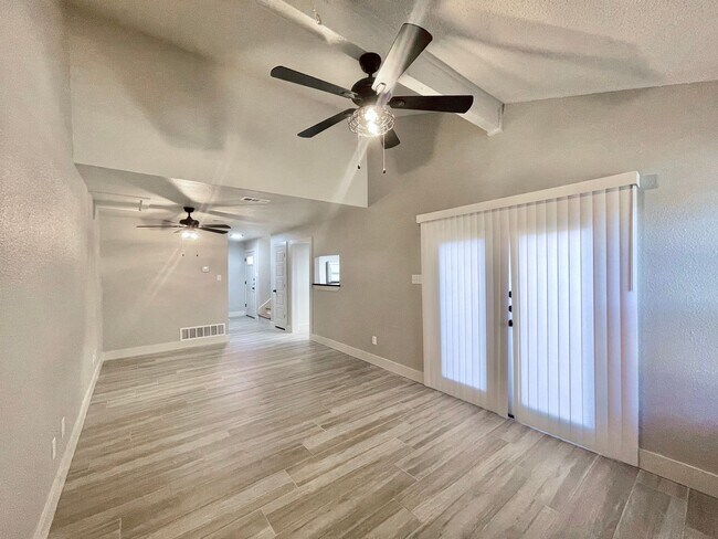 Foto del edificio - Location, Location, Location & Beautifully Renovated in 2023 2 Bedroom, 1.5 Bath, 1 Car Garage wi...