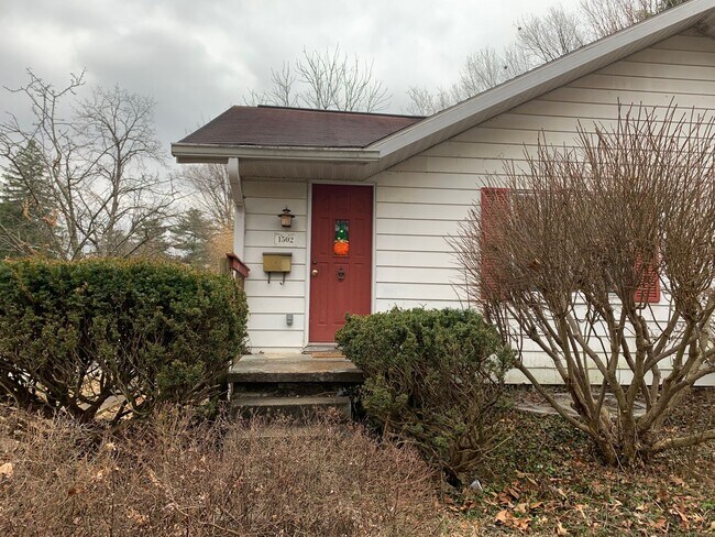 Foto del edificio - 3 bd/1.5 bath Charming Home just 4 blocks from IU Jacob's School of Music - Available August 2027!