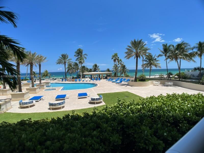 Foto principal - 17555 Collins Ave