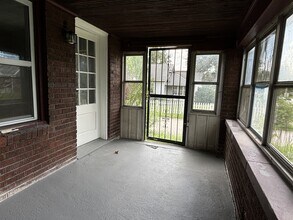 Building Photo - 1401 N Gladstone Ave