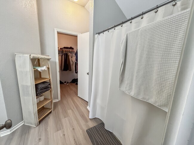 Foto del edificio - 4811 Sterling Manor Dr