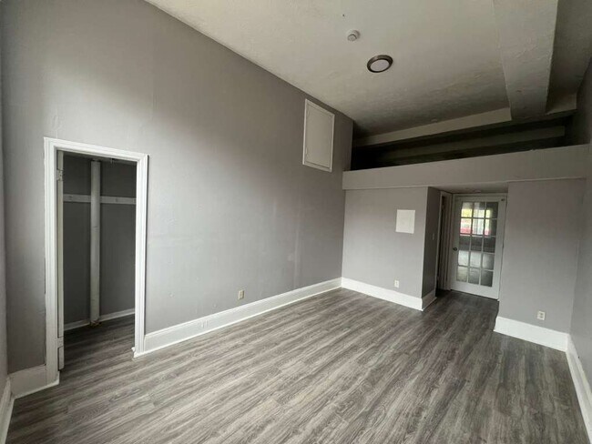 Foto del edificio - 14628 Lakeshore Blvd