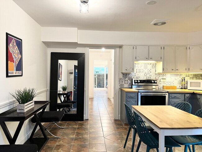 Building Photo - 614 G St SW