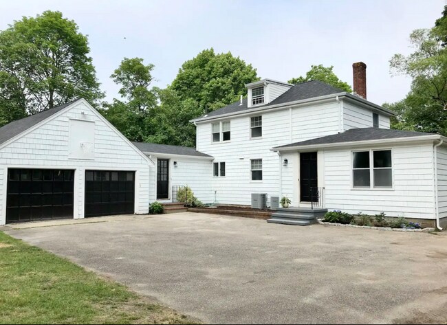 Building Photo - FULLY FURNISHED WINTER RENTAL: 4 BED/2.5 B...