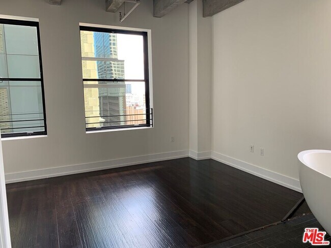 Building Photo - 727 W 7th St