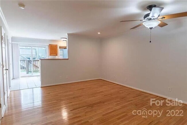 Foto del edificio - 28 Douglas Fir Ave