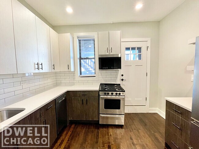 Foto del edificio - 2955 N Milwaukee Ave