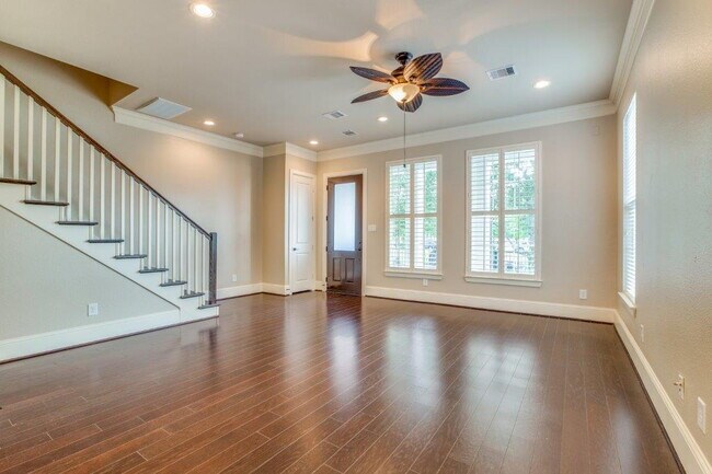 Foto del edificio - Luxury East Shore Living | Lake Woodlands Views | Near Market Street & Hughes Landing