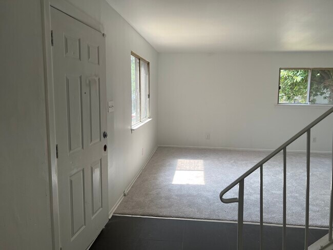 Living room - 615 E 5th St