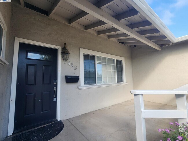 Foto del edificio - 7482 Larkdale Ave
