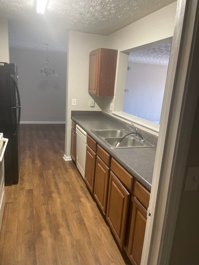 Foto del edificio - New Flooring Great Location!