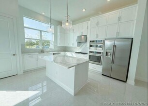 Building Photo - 5066 Lido Key Ln