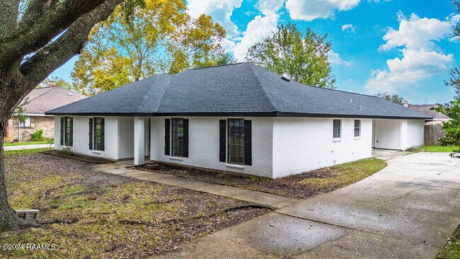 Building Photo - 213 Presbytere Pkwy