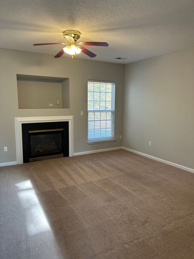 Foto del edificio - Simpsonville - 4/2.5, 2,100 SF
