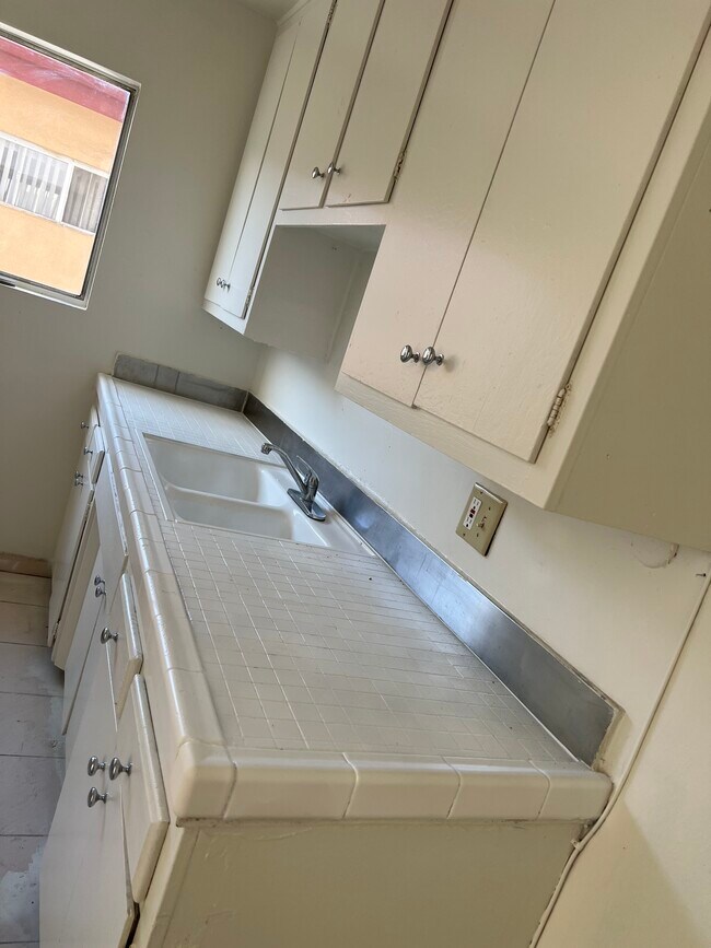 Kitchen - 1409 S Manhattan Plz