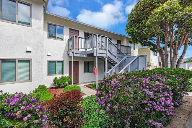 Hermoso complejo de apartamentos - Sea Breeze Apartments for rent in Marina, CA
