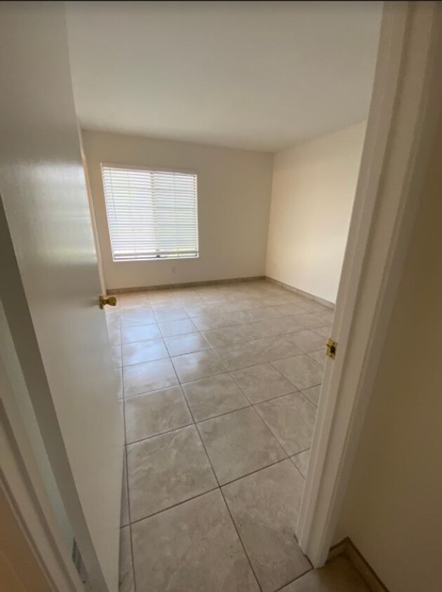 Building Photo - Beautiful home with fenced in backyard!