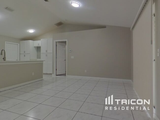 Building Photo - 3044 Juniper Dr