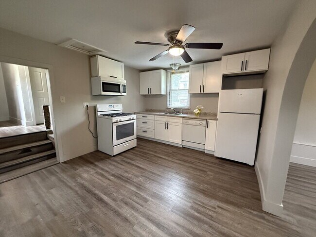 Building Photo - 2865 NE Norwood Ln