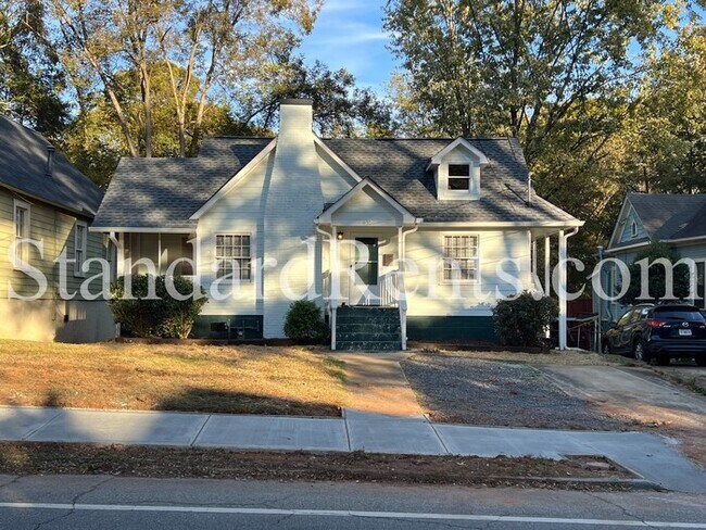 Foto del edificio - Adorable updated bungalow on a large lot in the heart of Grant Park!