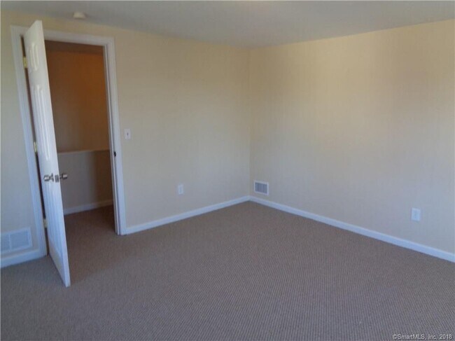 Foto del edificio - 454 Middle Tpke E