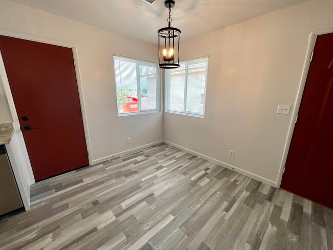 Building Photo - Updated 2 Bedroom Duplex! *THIS HOME IS CU...