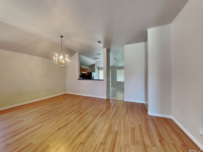 Foto del edificio - MOVE IN READY NOW! CHECK IT OUT!