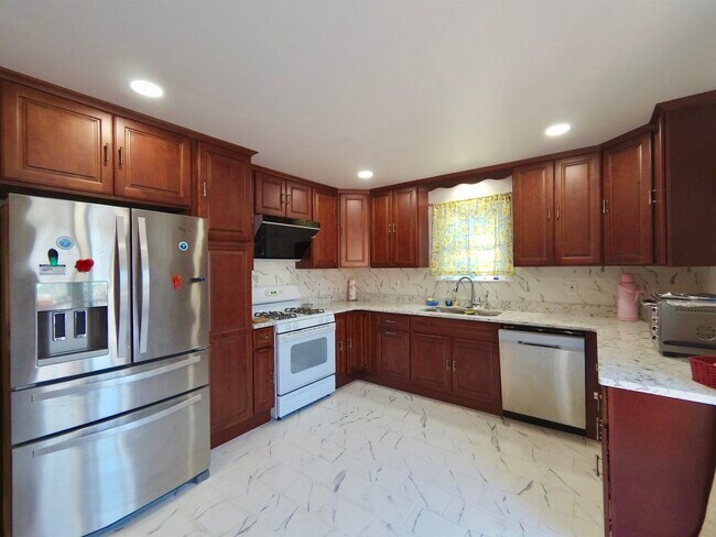 Building Photo - 803 9th St