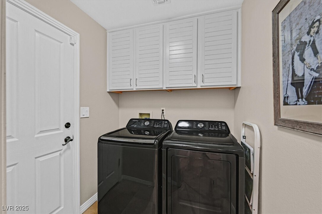 Building Photo - 8161 Round Hills Cir