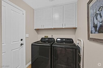 Building Photo - 8161 Round Hills Cir