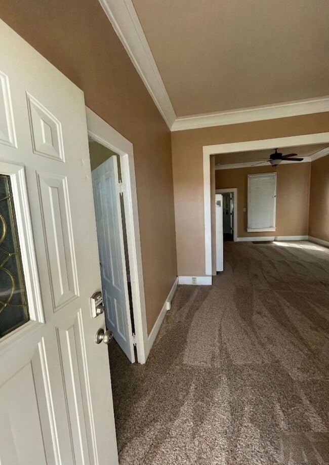 Foto del edificio - Spacious 3-Bed Home with Large Front & Backyard – Quiet Madera Living