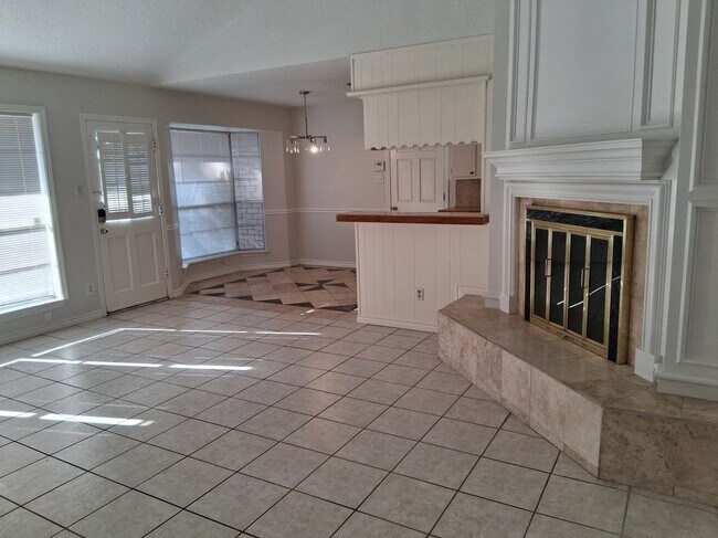 Foto del edificio - 7515 Brush Wood Dr