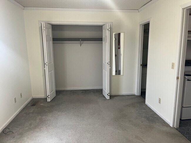 Foto del edificio - ONE BED UNFURNISHED APT FOR RENT