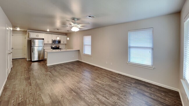 Foto del edificio - 2 Bedroom 1 Bathroom 1 Car Garage Duplex Close to Broadway Extension and 8 Minutes from Downtown OKC