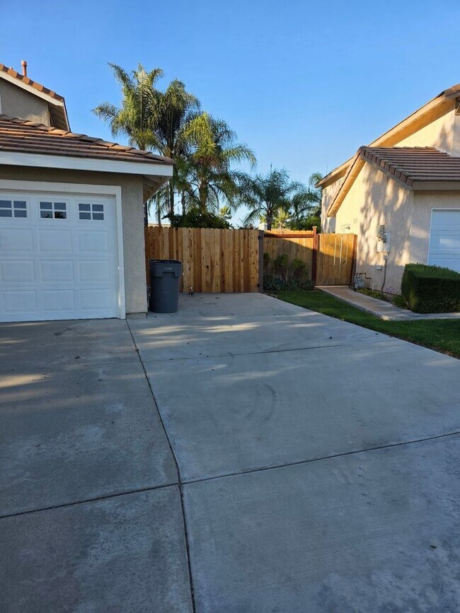 Foto del edificio - 4 Bedroom Home in Paloma del Sol. Fresh Pa...