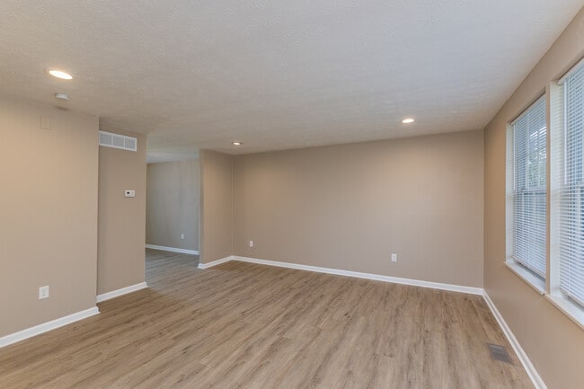 Building Photo - 1885 Lincrest Dr