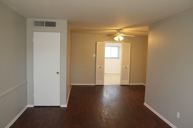 Building Photo - 1112 Indian Trails Dr