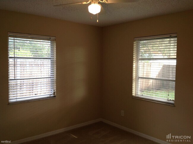 Building Photo - 1009 Jamaica Way