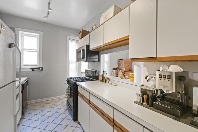 Foto del edificio - 2 bedroom in Chicago IL 60657