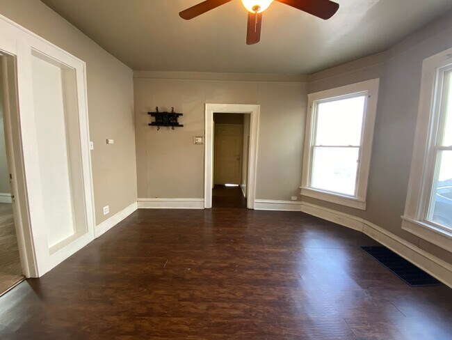 Building Photo - 421 Allyn St