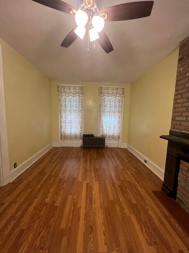 Foto del edificio - Spacious 5 Bedroom, 2 Bath Home